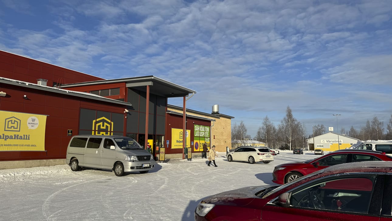 HalpaHallin myymälöitä on 35 paikkakunnalla, kuten Oulaisissa, Haapavedellä ja Raahessa. Arkistokuva.
