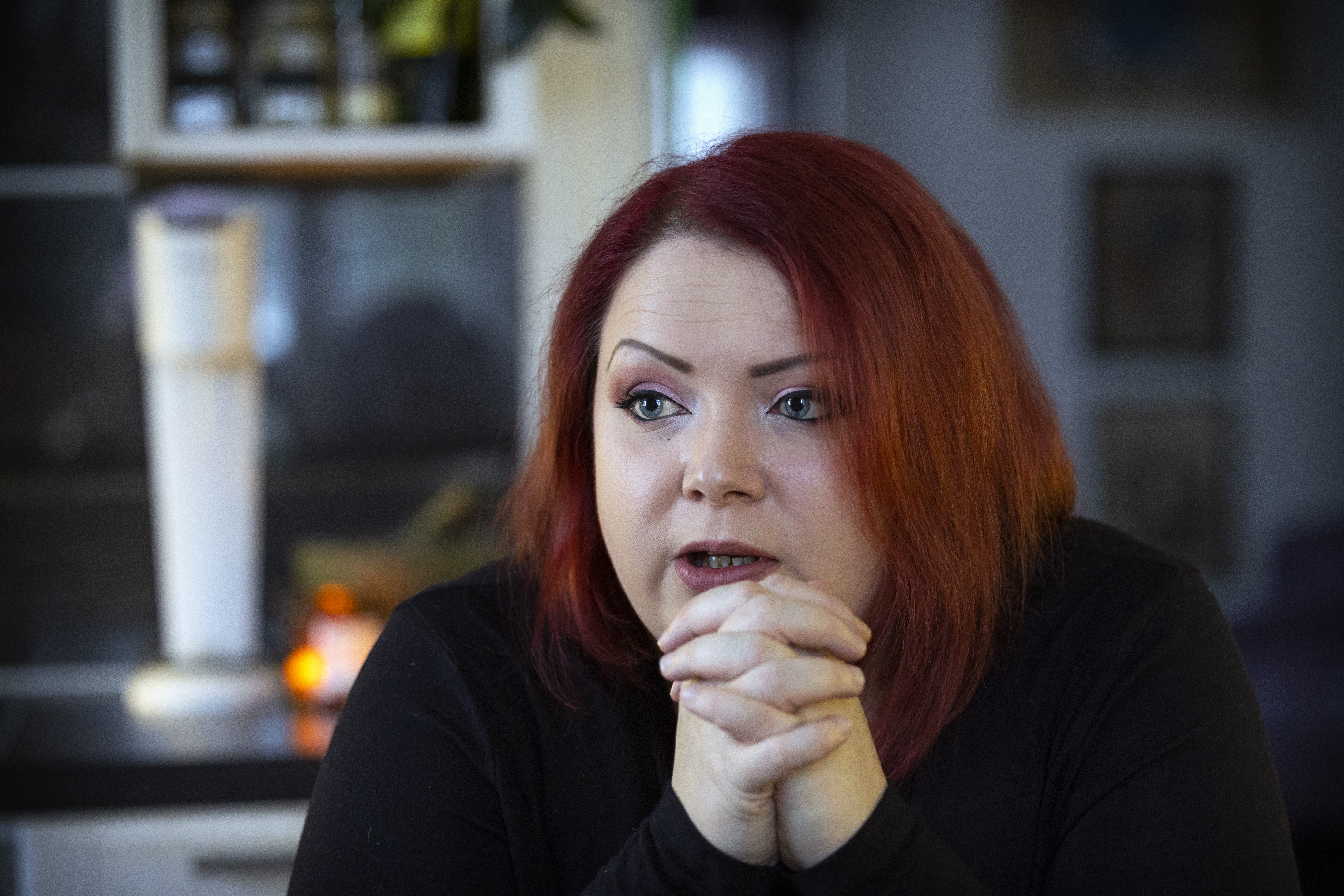 Ensin veli kuoli henkirikoksen uhrina, sitten äiti menehtyi syöpään – Myös perheväkivaltaa kohdannut Emilia Hautala elää nyt uutta alkua