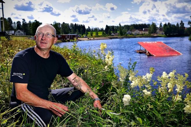 Seppo Junttila on juurruttanut vesihiihdon Kurikkaan ja luonut lajille olosuhteet. Nyt eteen on tullut ongelmia. KUVA: TOMI KOSONEN