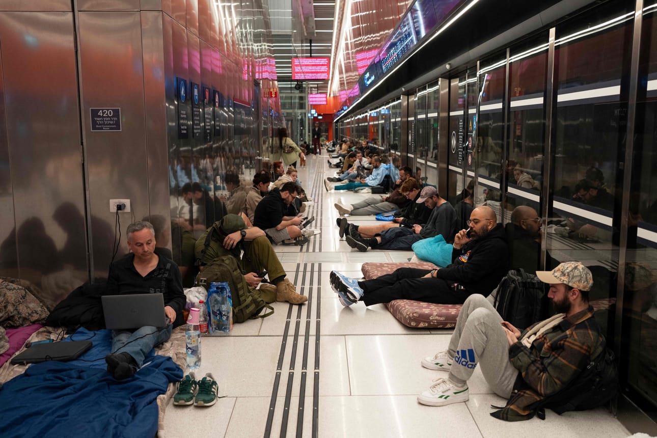 Ihmiset kerääntyivät pommisuojiin Israelin Tel Avivissa viikonloppuna.