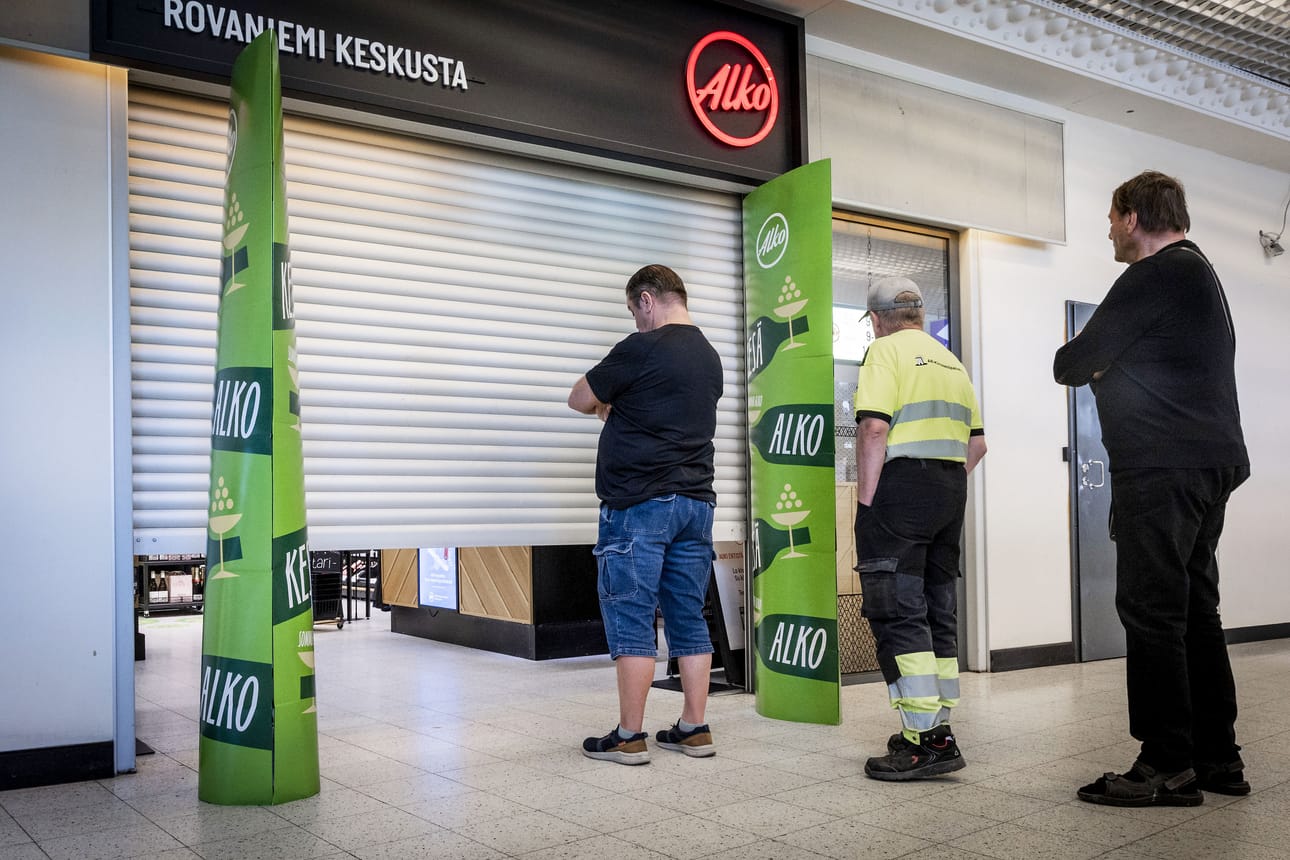 Rovaniemeläinen Velimatti Kantola on odottamassa kärkipaikalla Alkon aukeamista. Hän kuitenkin epäilee, ettei tule jatkossa juuri hyödyntämään sunnuntaiaukioloja.