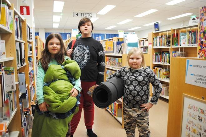 Lotta Kurkela, Timo Keskinen ja Helmi Ahopelto olivat varautuneet kirjastossa yöpymiseen patjoin ja makuupussein. KUVAT: EEVA-LIISA KULJU