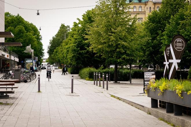 Hovioikeudenpuistikko on yleinen juhlapaikka sijaintinsa ja baariensa ansiosta. Samasta syystä se myös rauhaton varsinkin viikonloppuisin. KUVA: SAMPPA TOIVONEN