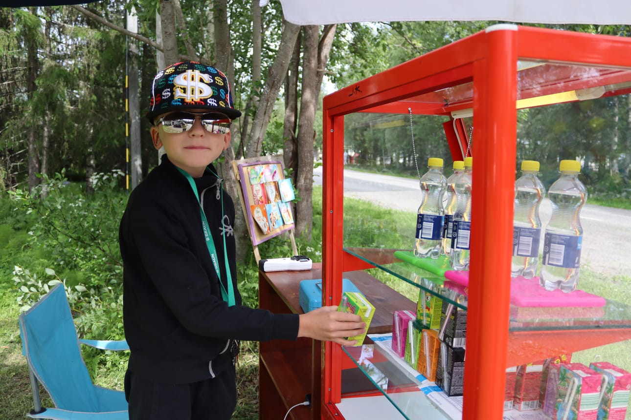Jani Karjalaisen kioskilla on tarjolla mehua, kivennäisvettä ja jäätelöä.