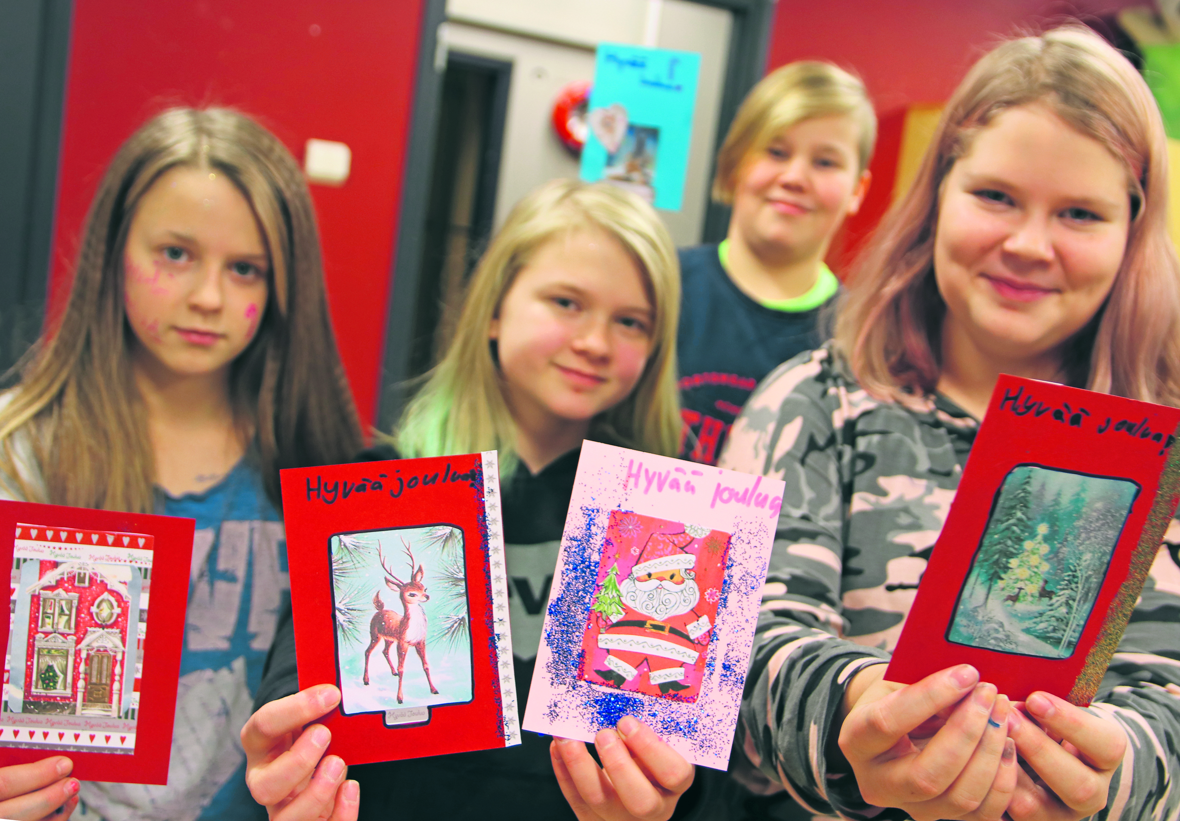 Jenny, Olivia, Helmi ja Veeti askartelivat joulukortteja Lumijoen nuorisotiloilla.