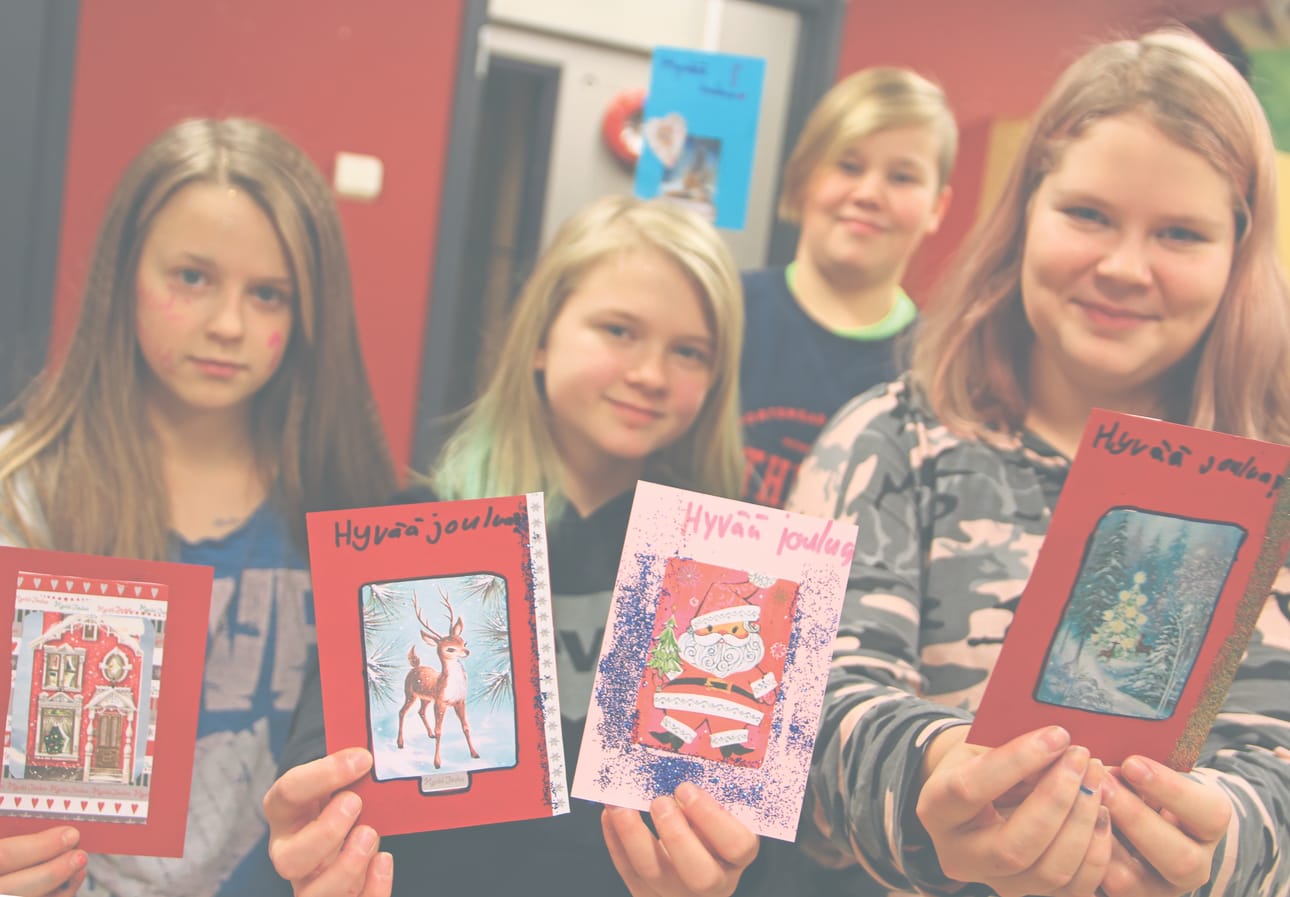 Jenny, Olivia, Helmi ja Veeti askartelivat joulukortteja Lumijoen nuorisotiloilla.