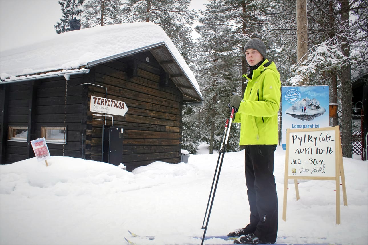 Venäläinen Kirill sivakoi Iso-Syötteen vuokramökiltä pitäen Pytky cafessa. Latukahviloista saa mukavaa virkistystä, hän on huomannut.