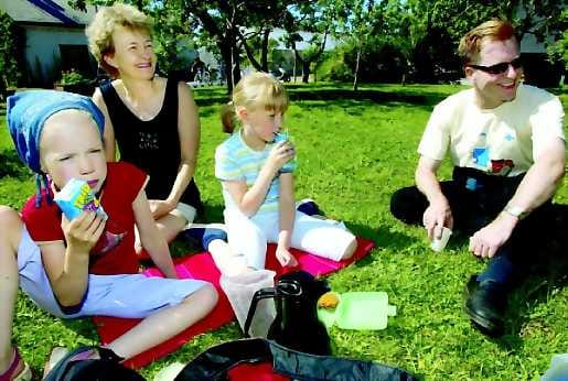 Suu makeaksi. Oili ja Kari Syrjärinteellä oli piknik-eväinä herkkuja. Aikuiset nauttivat donitsikahvit. Niina-tyttärelle ja naapurintyttö Henna Träskelinillemaistuivat mehu ja suklaakeksit.
