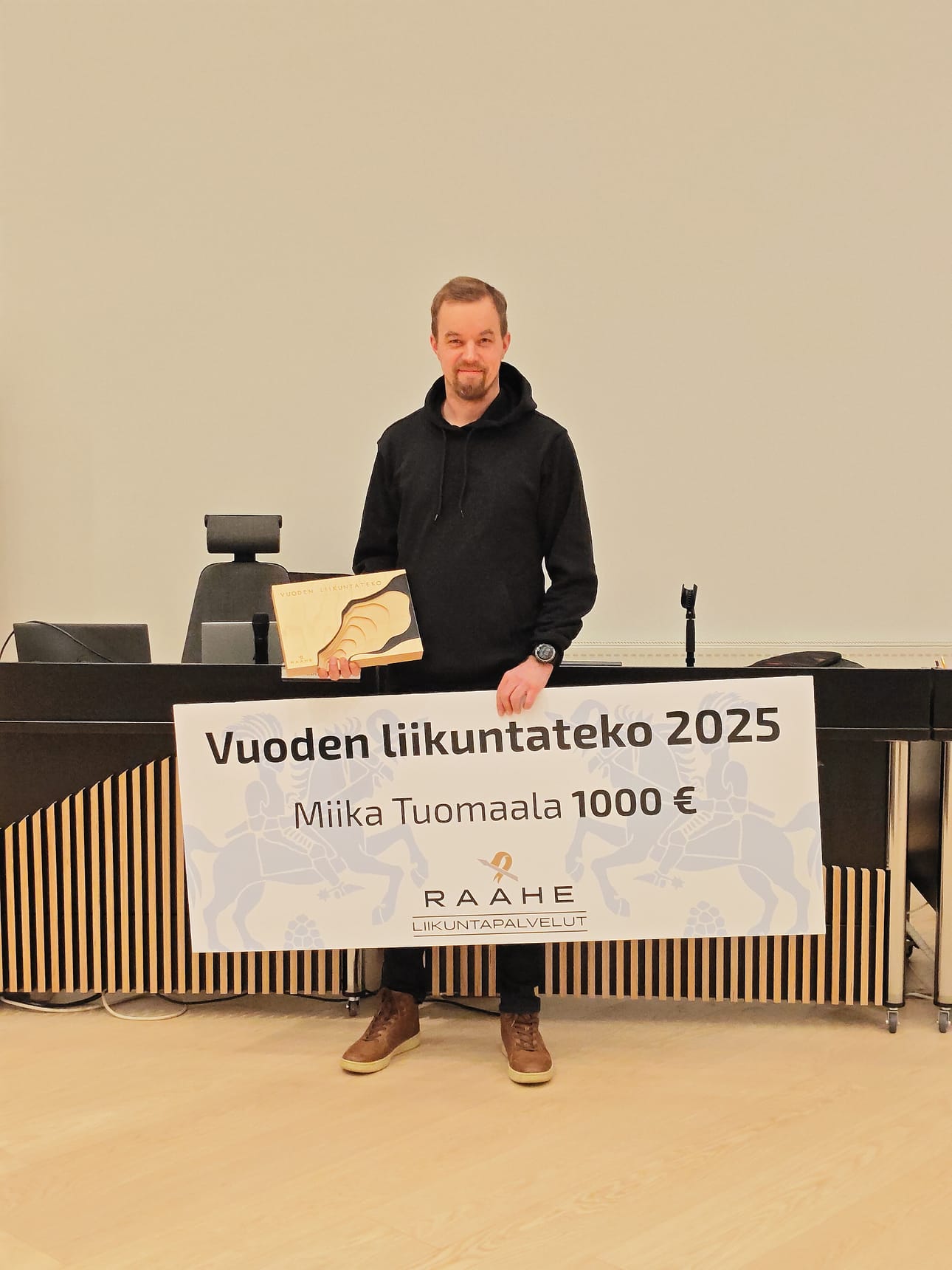 Miika Tuomaala palkittiin työstä, mitä hän on tehnyt raahelaisen junioriurheilun eteen.