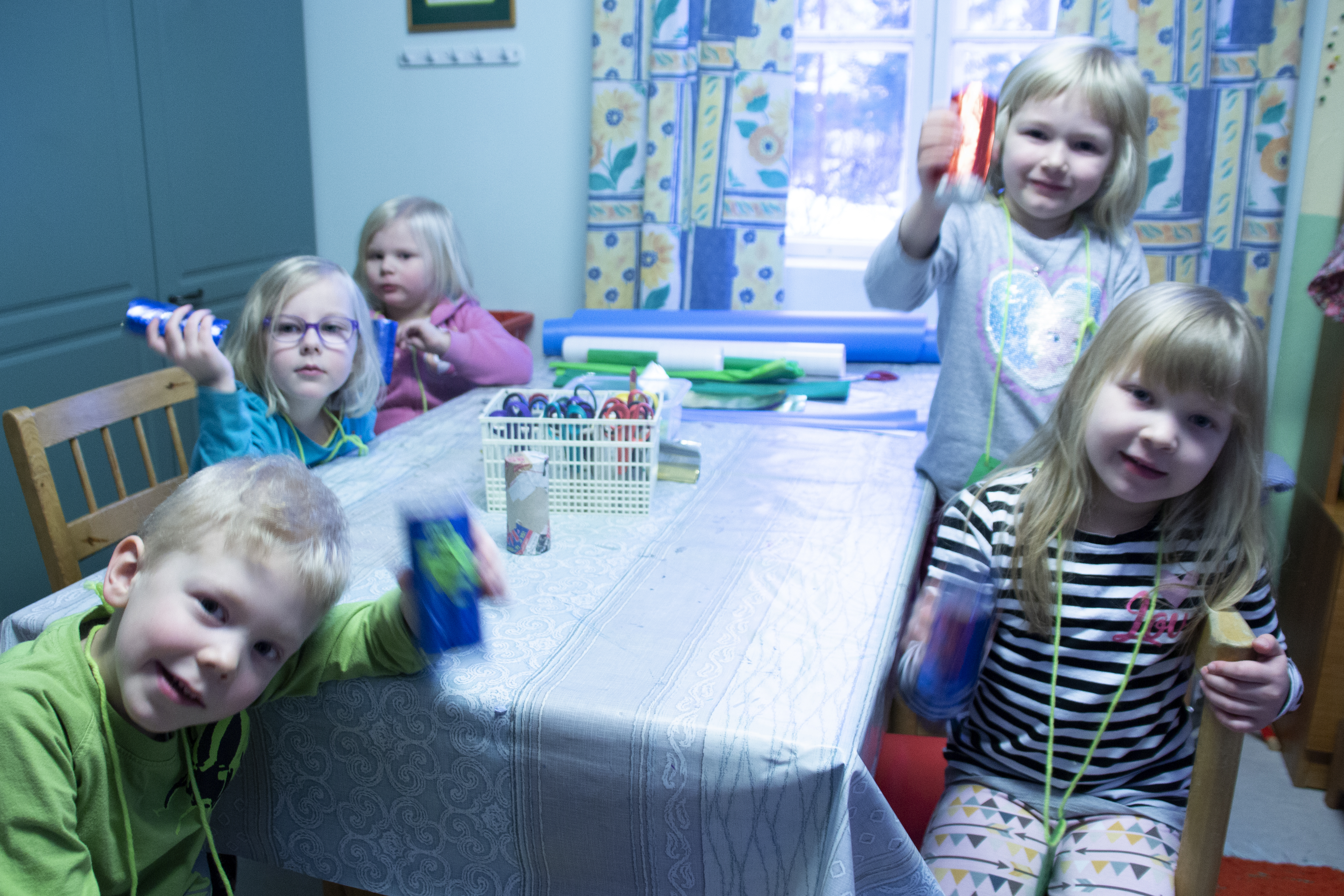 Esikoulun puolella valmistettiin soitinrastilla marakassit. Pienet soitinrakentajat Julius, Olivia, Ava, Aada ja Lempi antoivat soittonäytteen.
