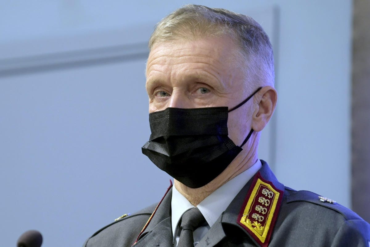 Puolustusvoimain komentajan Timo Kivisen mukaan uusien koneiden käyttökustannukset saadaan pysymään kurissa, sillä alkuvuosina 2025–2030 kulut on paketoitu hankintahintaan. LEHTIKUVA / Vesa Moilanen