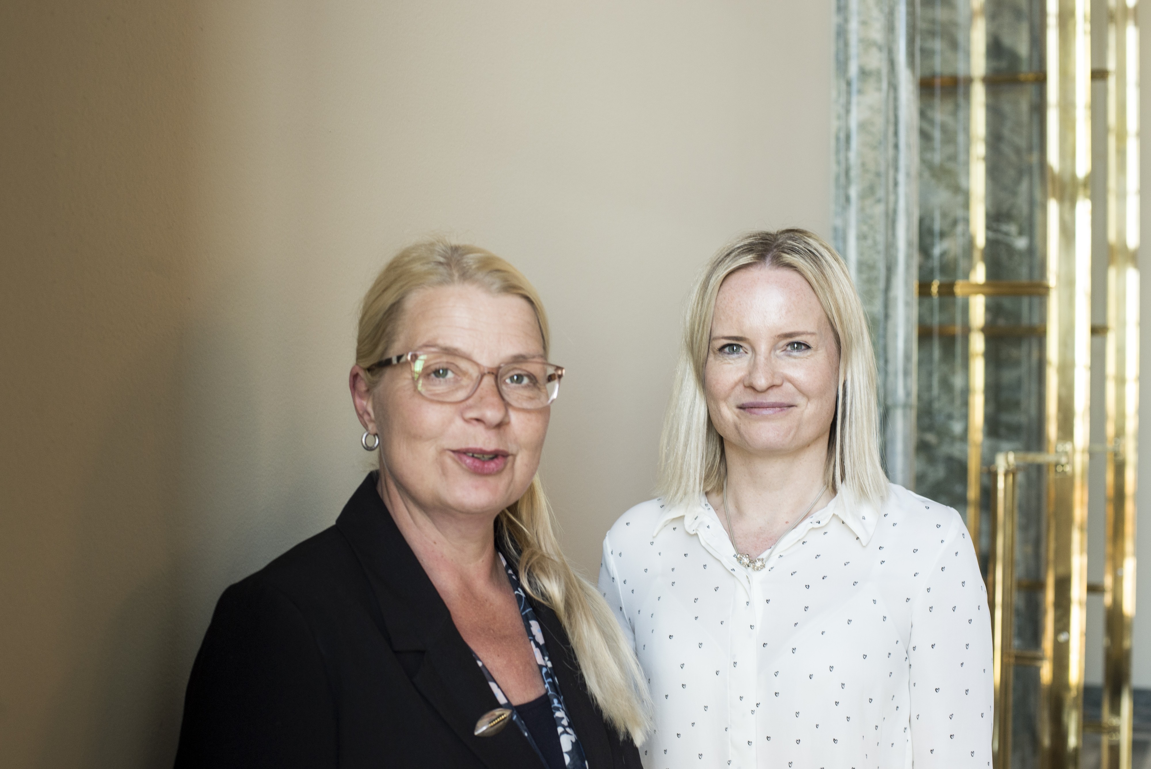 Varapuheenjohtajaehdokkaat Leena Meri (vas.) ja Riikka Purra naurahtavat, että äänestyksen hävinnyt pysyy varmasti puolueessa.