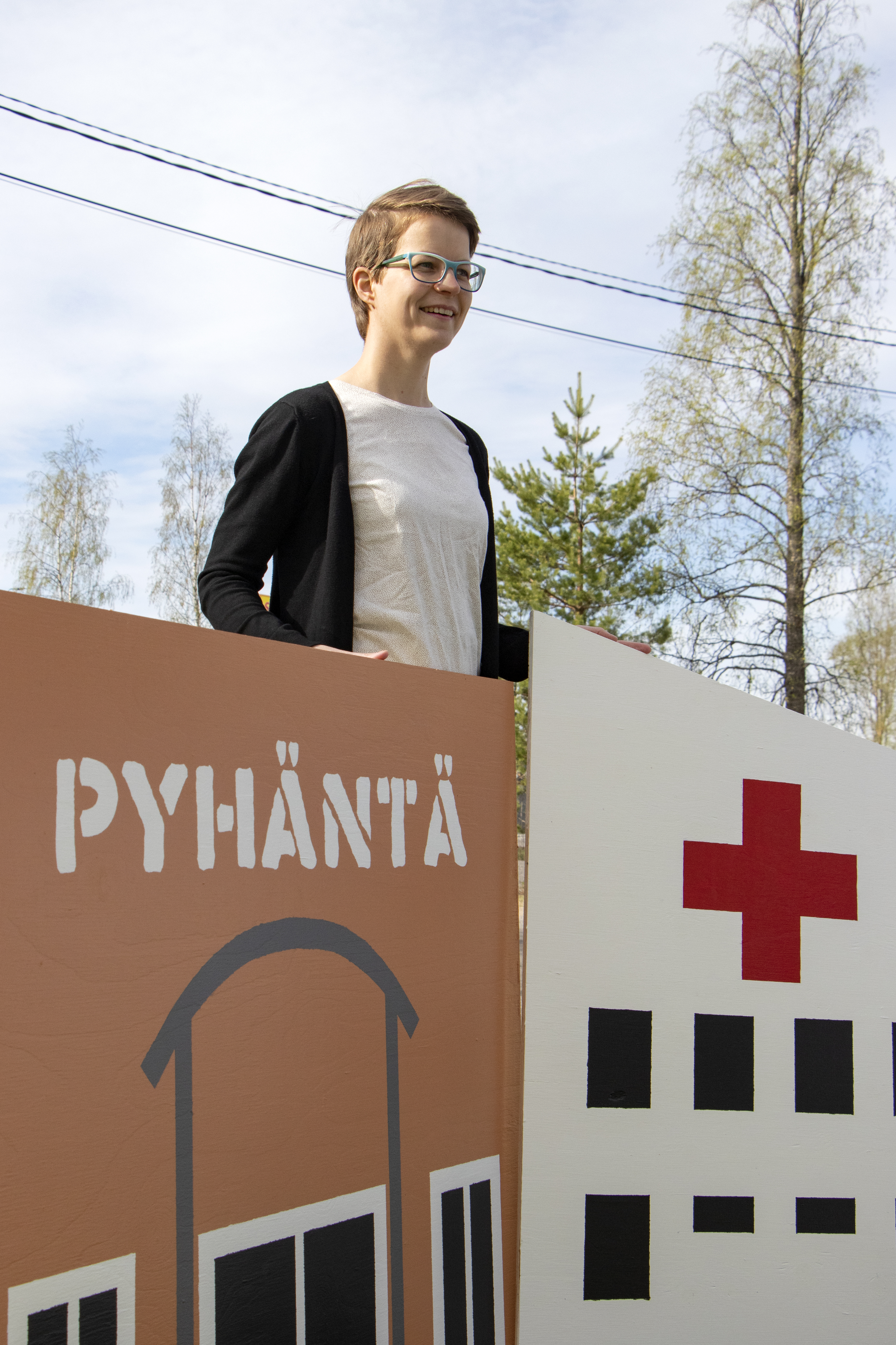 <p>Loppukesästä nähdään, millaisen kylän maa- ja kotitalousseura liikennepuiston raitin viereen pystyttää! Marja Sydänmetsä on toiminut rakennusmaalarina.</p>