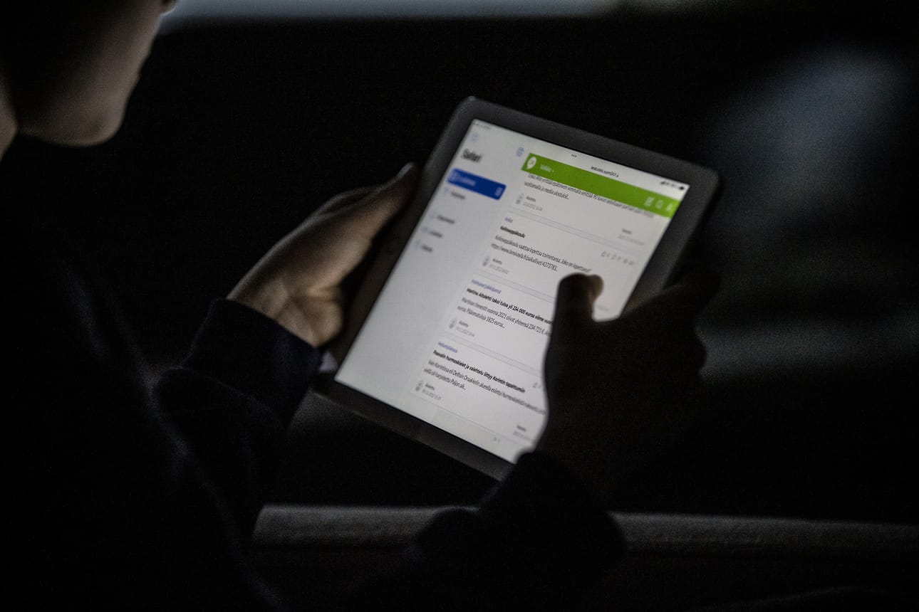 Yleisesti on aina riski, jos työntekijä vastoin kieltoja paljastaa arkaluontoisia asioita työantajastaan, linjaa työoikeuden työelämäprofessori.
