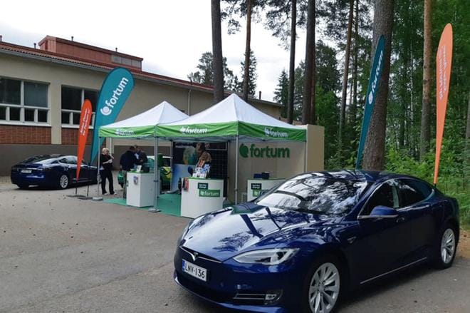 Sähköautoilijoille järjestetään monia tapahtumia, joissa voi tulla tutustumaan sähköautoihin ja kuulemaan sähköisen autoilun tulevaisuudesta. Kuva: Tesla Club Finland