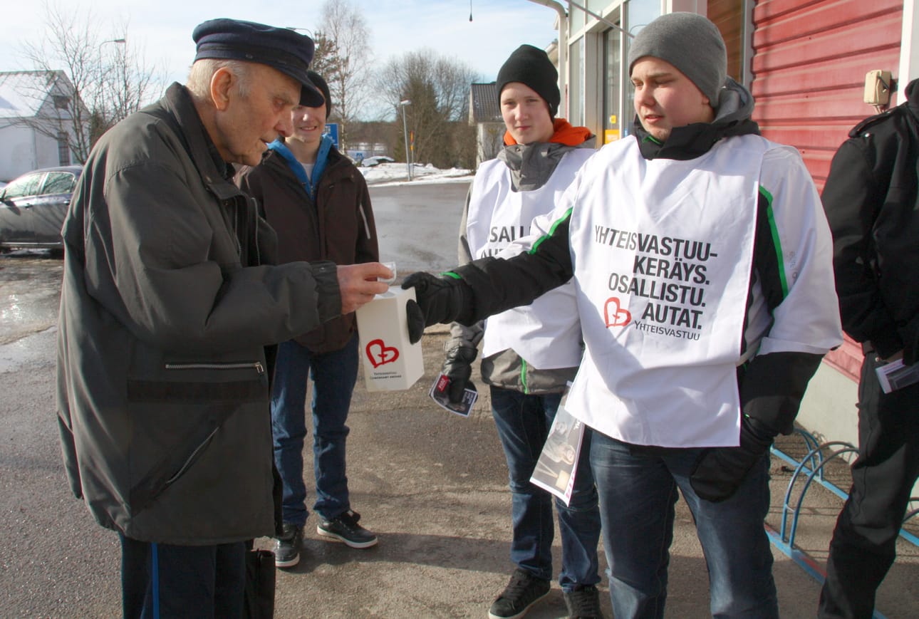 Viime vuoden keräyksessä Eino Suvanto sujautti oman tukensa Konsta Pistemaan pitelemään keräyslippaaseen. Taustalla Iikka Haapakoski ja Juuso Niiranen. Arkistokuva: Sari Junnonaho