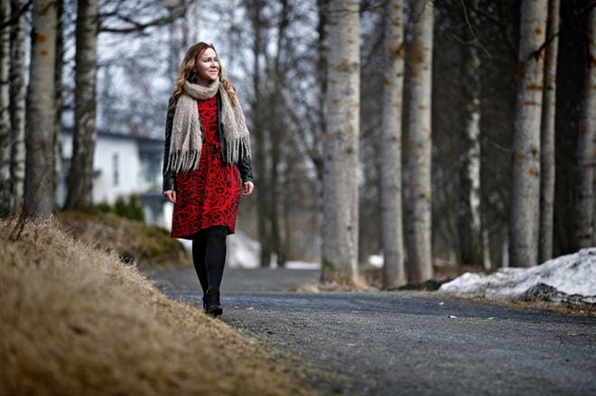 Lapsena Maria Kiikka piti koulusta niin paljon, että pakkasi jo heinäkuussa koulurepun valmiiksi. Hänen unelma-ammattinsa on lapsesta asti liittynyt muiden auttamiseen. KUVA: TOMI KOSONEN
