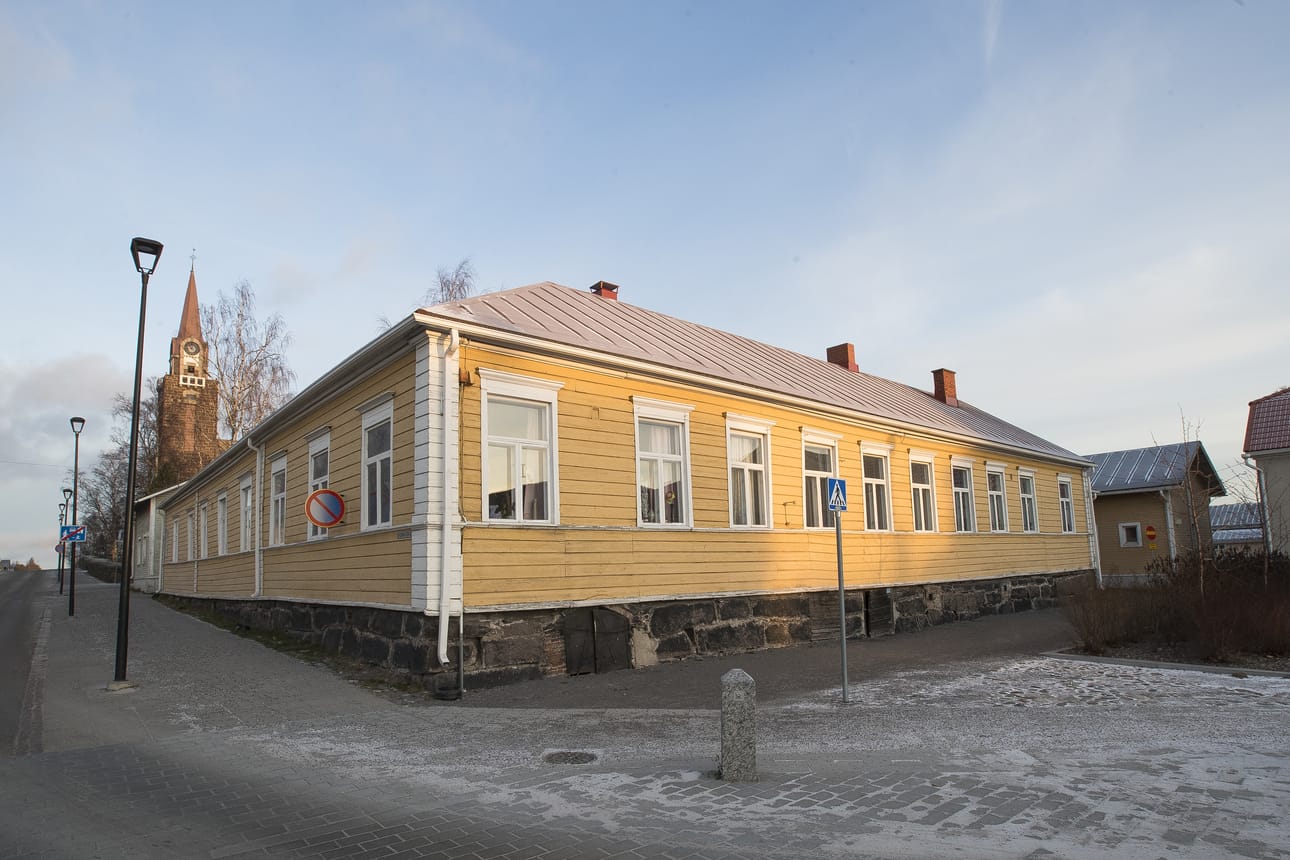Toinen jouluikkuna löytyy entisestä Fontellin talosta Pekkatorin laidalta osoitteesta Kirkkokatu 12 A8.