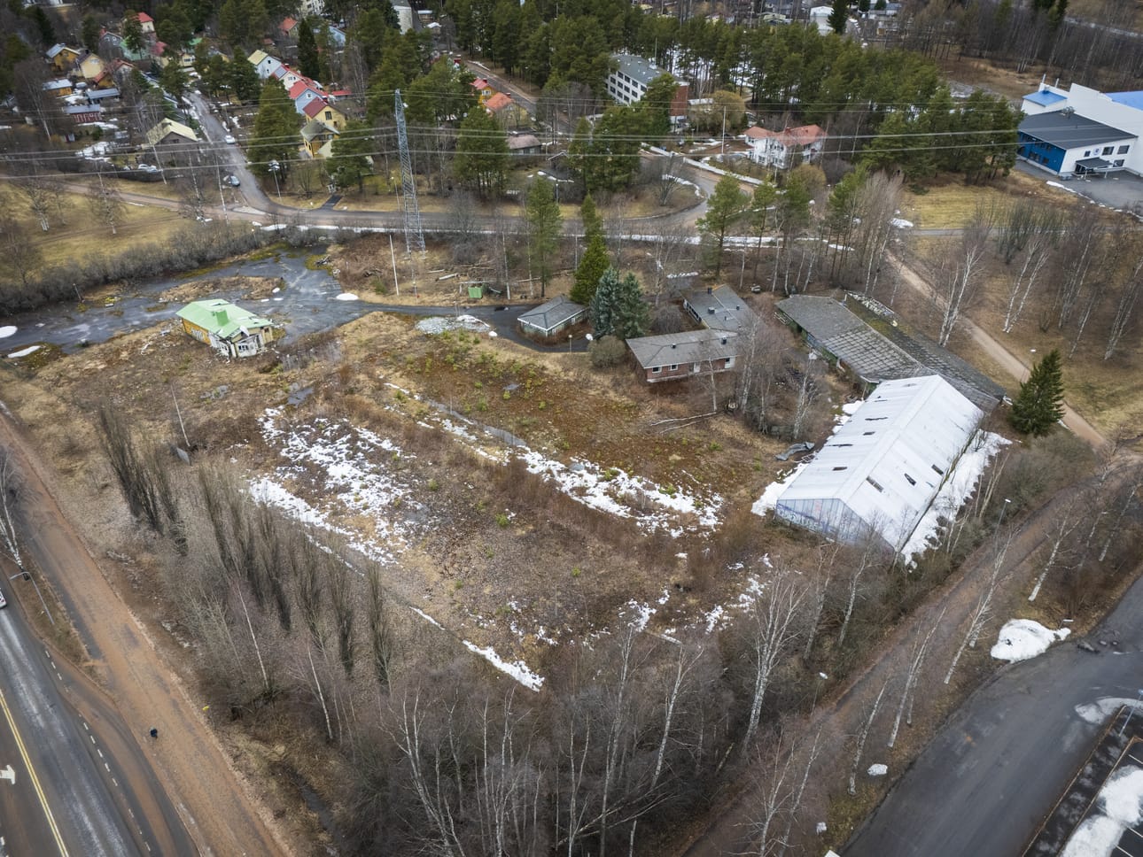 Välivainion entisen puutarhan alueella Paulaharjuntien varrella on useita purkukuntoisia rakennuksia. Kaupunki selvittää parhaillaan, mitä niille tehdään.