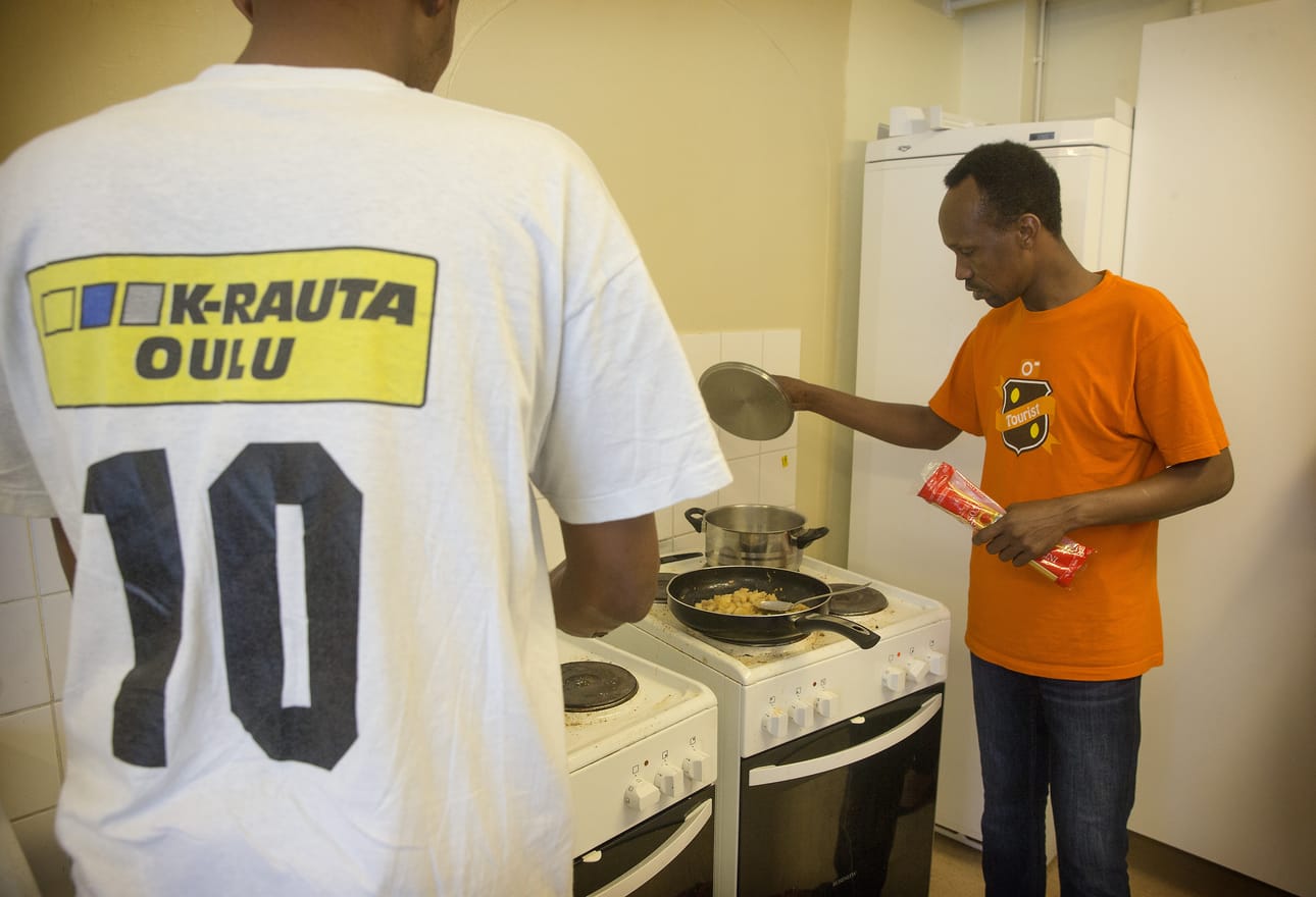 Jele Hussein Abdi kokkaili Päivärinteen hätämajoitusyksikössä syyskuussa.