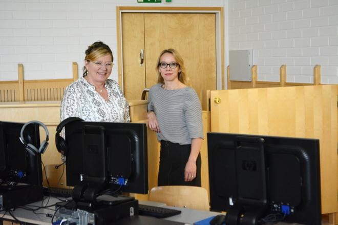 Liisa Raivio ja Henna Latvala esittelevät entiseen käräjäsaliin tehtyä atk-luokkaa.