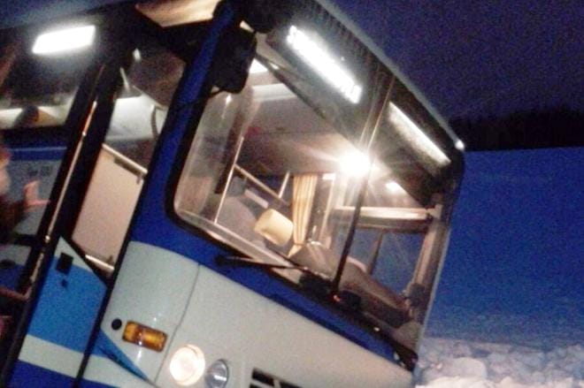 Pääosin koululaisia kuljettanut bussi suistui ojaan. Rytäkästä selvittiin onneksi säikähdyksellä, eikä kukaan loukkaantunut. LUKIJAN KUVA