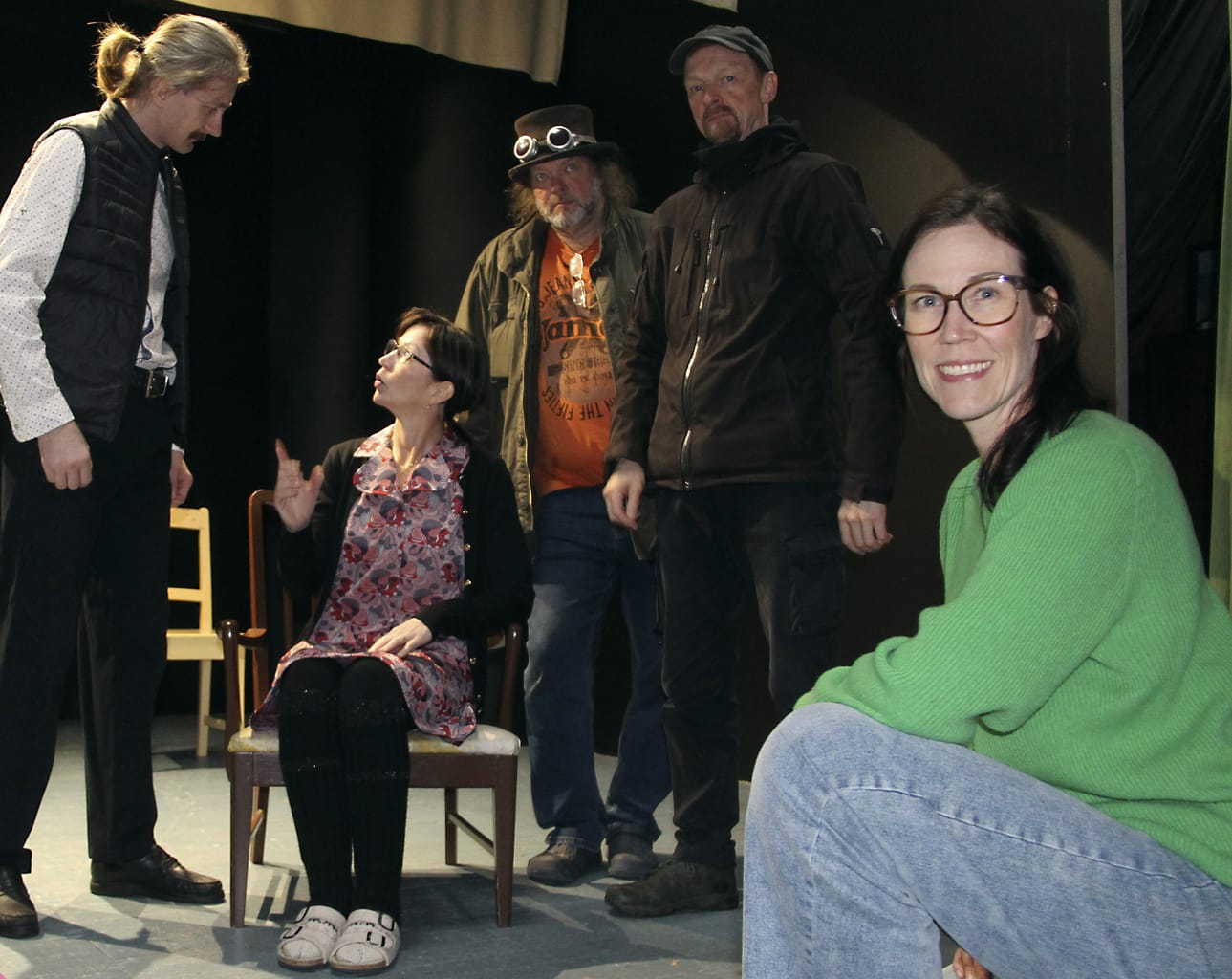 Matkanivan nuorisoseuran näyttämöllä kuvattiin kohtauksia, joihin osallistuivat Hanna Gibson (oik.), Markus Saarnio, Pia Myllylä, Vesa Pietikäinen ja Marko Keskitalo.