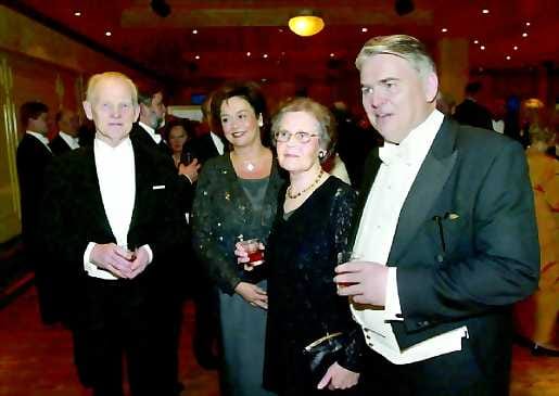 Läheisten kanssa. Lasse Lehtinen juhli väitöskaronkassa Radisson SAS -hotellissa äitinsä Miljan, vaimonsa Eira Palin-Lehtisen ja isänsä Allan Lehtisen kanssa