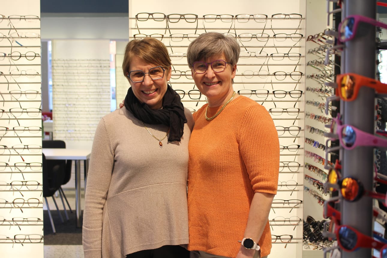 Näkösopin yrittäjäkaksikko Outi Koivuneva (vas.) ja Raija Soukka kertovat tekevänsä työtään sydämellään ja oppineensa jo lapsuuskodeissaan sen, että työt tehdään mahdollisimman hyvin.