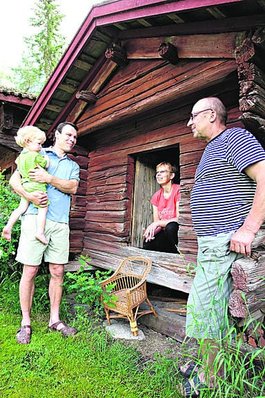 Markkulan tilan pihapiirissä on kaksi aittaa, joita Mike Markkulan  kuuluisan amerikanserkun  isoisoisä on ollut rakentamassa. Aitan kätköistä löytyi Soile Markkulan vanha istuin nuorimpiin kuuluvan Markkulan suvun jäsenen, kaksivuotiaan Okko Ajomaan istuttavaksi. Okon isä Harri Ajomaa on Toivo Markkulan (oik.) sisaren poika.