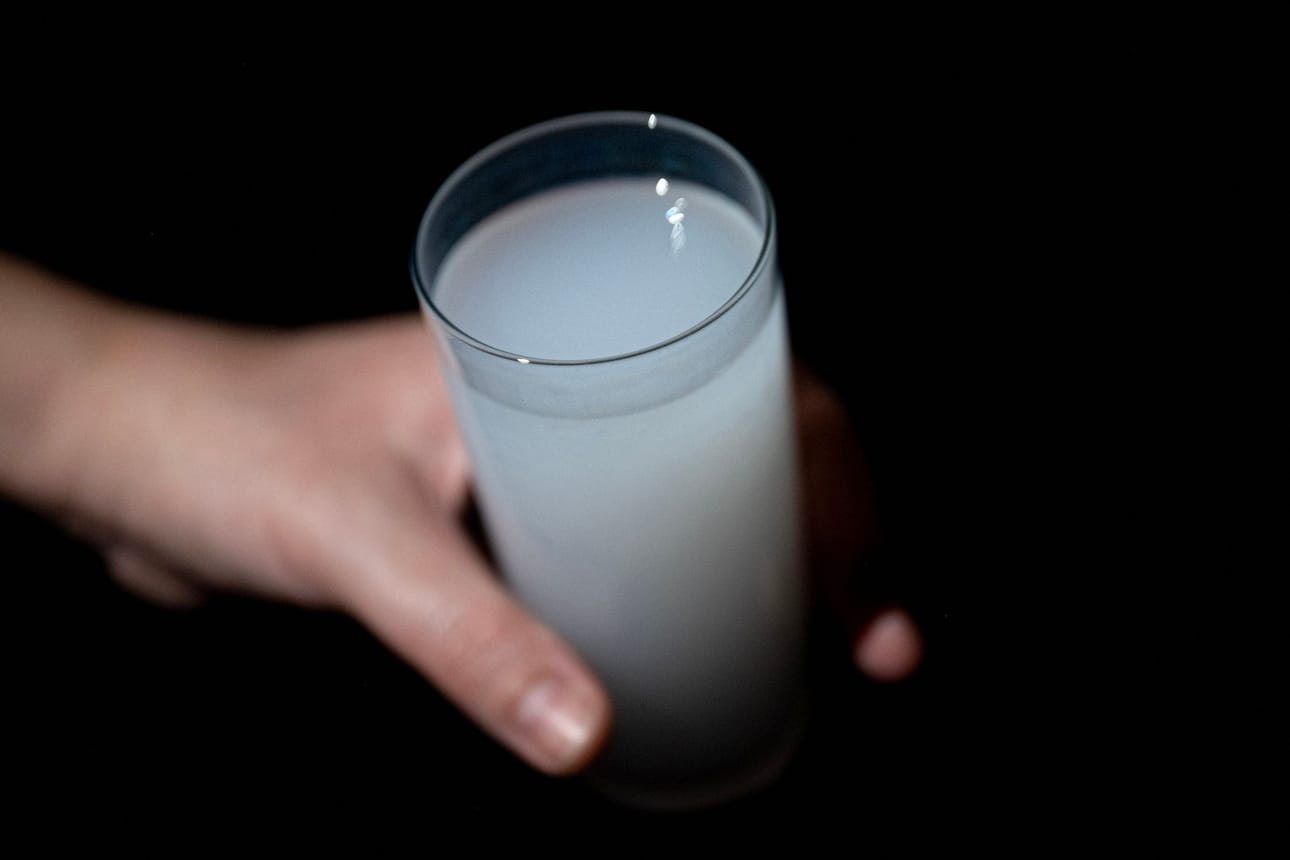 Myrkytysten epäillään johtuneen alkoholijuomista, joissa on ollut metanolia. Raki on perinteinen alkoholijuoma Turkissa. LEHTIKUVA/AFP
