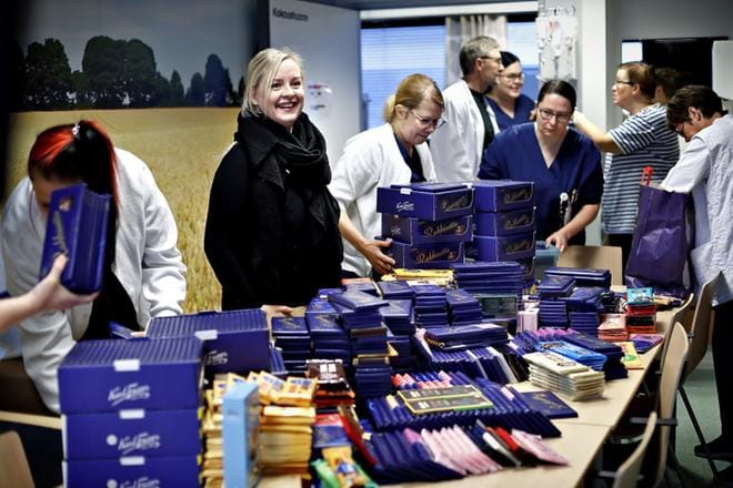 Sairaanhoitaja Suvi Piipon alulle panema suklaakeräys tuotti tänä vuonna Seinäjoen keskussairaalan hematologian ja syöpätautien poliklinikalle yhteensä 1 086 suklaalevyä tai -rasiaa. KUVAT: TOMI KOSONEN