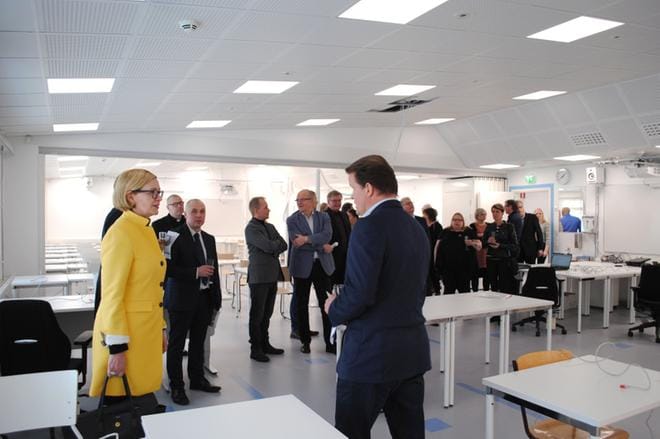 Rehtori Juha Virtanen esitteli Paula Risikollle ja muille avajaisvieraille uutta tilaa, joka pääsee heti käyttöön, kun yo-kirjoitukset tiistaina alkavat. KUVAT: EEVA-LIISA KULJU