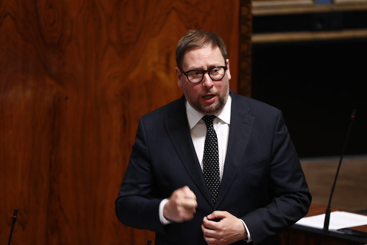 Paavo Arhinmäen (vas.) mukaan kokoomukselta ja perussuomalaisilta on unohtunut se, että lisätalousarviolla yritetään pelastaa koronakriisin kourissa olevaa yhteiskuntaa.