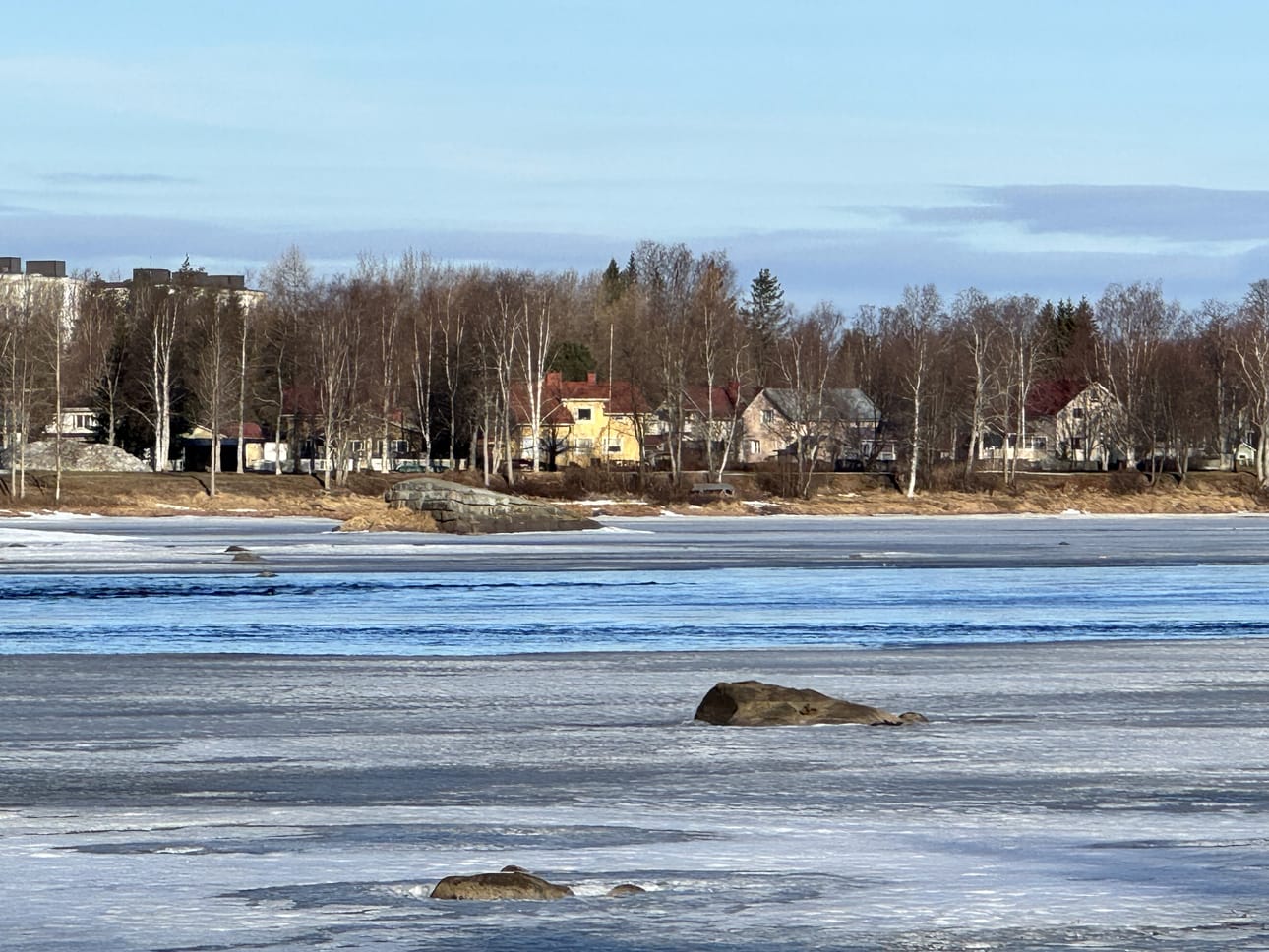 Tornionjoella ei vielä varmoja merkkejä jäidenlähdöstä. Kuljunkorva Tornioon johtavien siltojen yläpuolella on jo auki, joten lähiviikkoina voi laskea väylän vapautuvan.