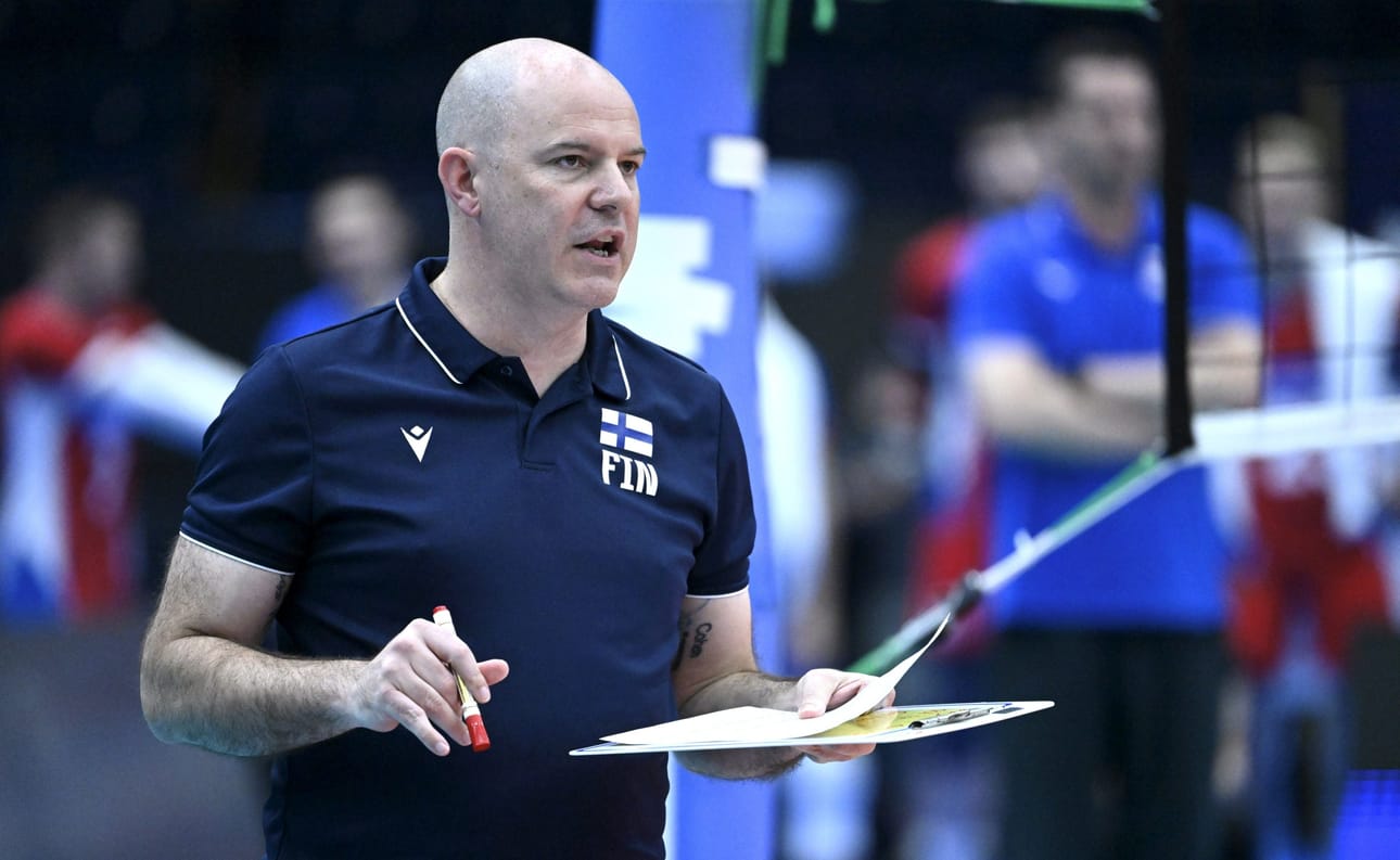 Joel Banksin luotsaama Suomen miesten lentopallomaajoukkue pelaa EM-turnauksen toista alkulohkopeliään Bulgariaa vastaan. LEHTIKUVA / Heikki Saukkomaa