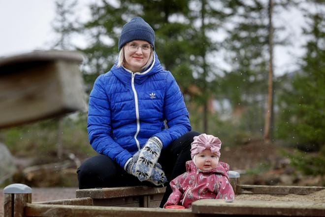 Jenni Puoliväli-Oksala on profiloitunut somelääkärinä. Hänet kuvattiin viime keväänä tyttärensä Fannin kanssa. ARKISTOKUVA: KARI LÖFHJELM