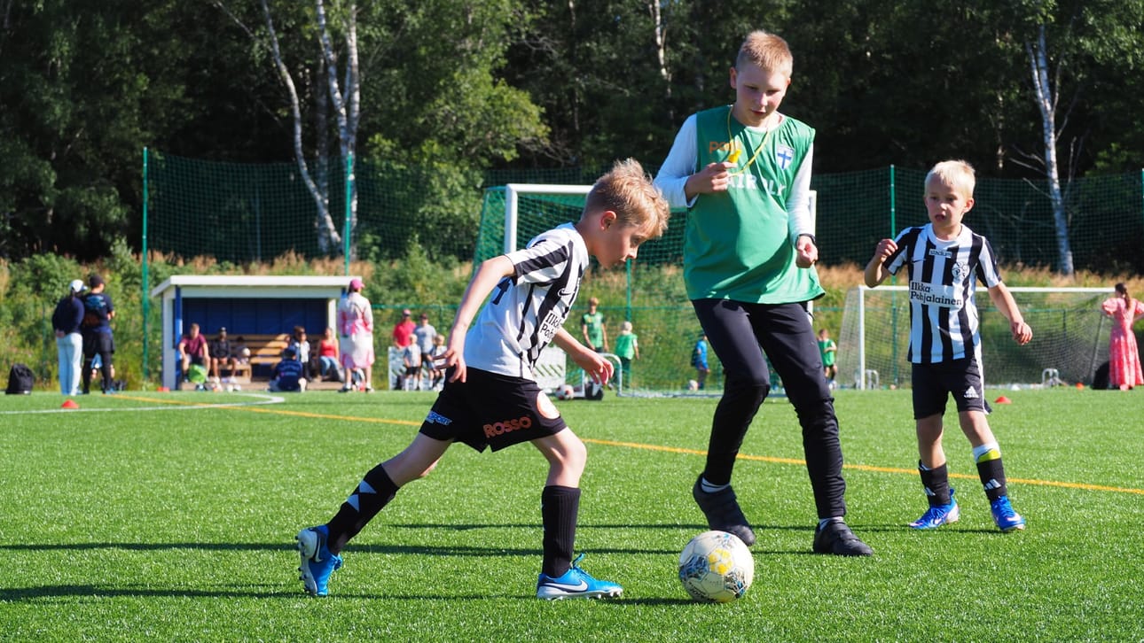 Nuutti Sillanpää pallon kanssa. Pelinohjaaja Vili Saarela ja Melvin Toppari seuraavat tilannetta.