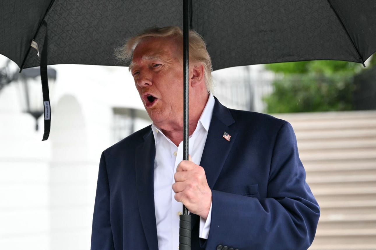 Donald Trump Valkoisen talon edustalla sunnuntaina.