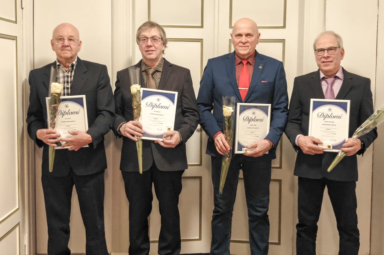 Suomen Ampumaurheiluliiton ansiomerkin saivat Veijo Aho, Ari Pakkala, Markku Niemi ja Jorma Tiilikainen.