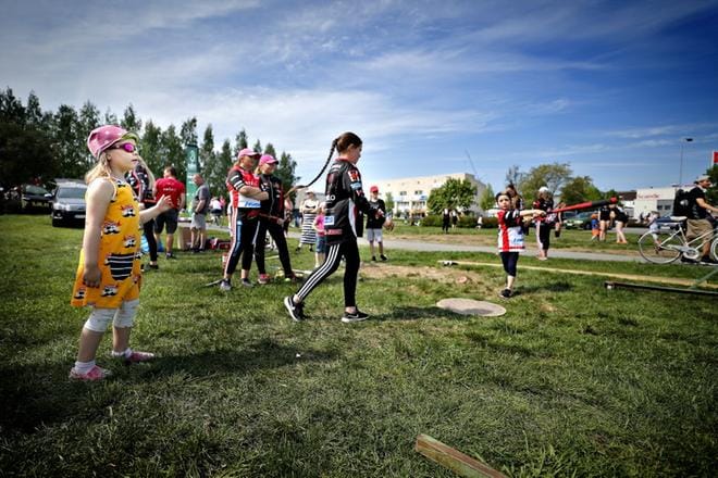 Emilia Kuivasmäki jäi oman lyöntivuoronsa jälkeen seuraamaan, kun toiset tytöt löivät palloa verkkoon. Palloon osuminen tuntuu nelivuotiaan Emilian mielestä hyvältä. KUVAT: TOMI KOSONEN