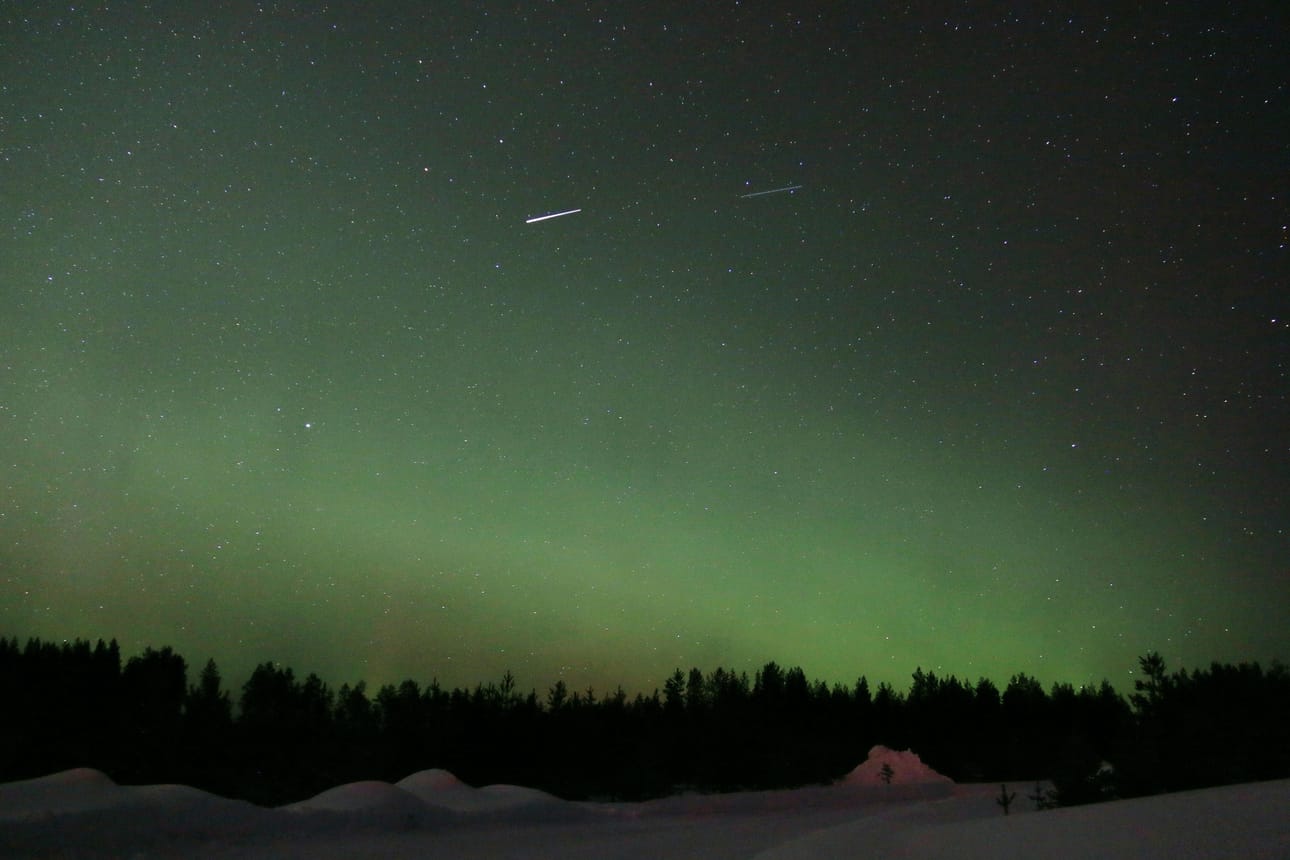 Satelliitteja näkyi runsaasti taivaalla Kuusamossa keskiviikkoiltana.