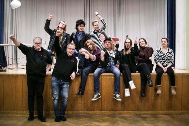 Mental Smack -näytelmää on harjoiteltu syksystä lähtien Seinäjoen Seuralassa. Smackin jäseniä näyttelevät Jules Ahokas (2. vasemmalta), Tanja Huuskonen (4. vasemmalta), Ville Orttenvuori (5. vasemmalta) ja Rami Mäkilaine (4. oikealta). Ohjaajana toimii Mikko Timonen (3. oikealta). KUVAT: KRISTA LUOMA