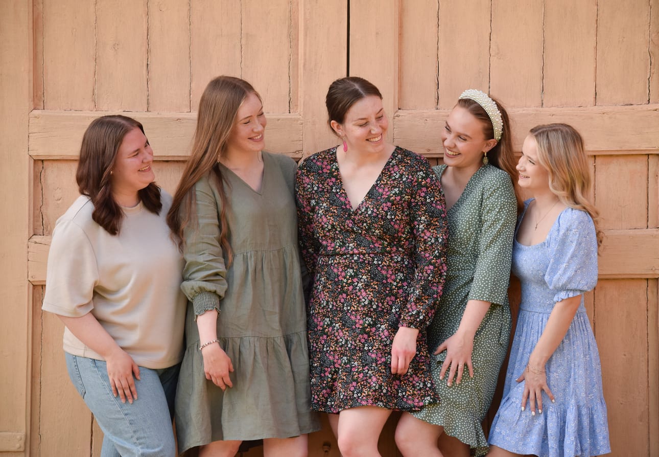 Toista maata -bändissä ovat mukana Mira Malo (laulu, kitara ja haitari), Iida Mäki (laulu ja kitara), Iita Rankinen (laulu, cajon ja harmooni), Senni Rankinen (laulu ja basso) ja Veera Törmikoski (laulu, piano ja rytmisoittimet).