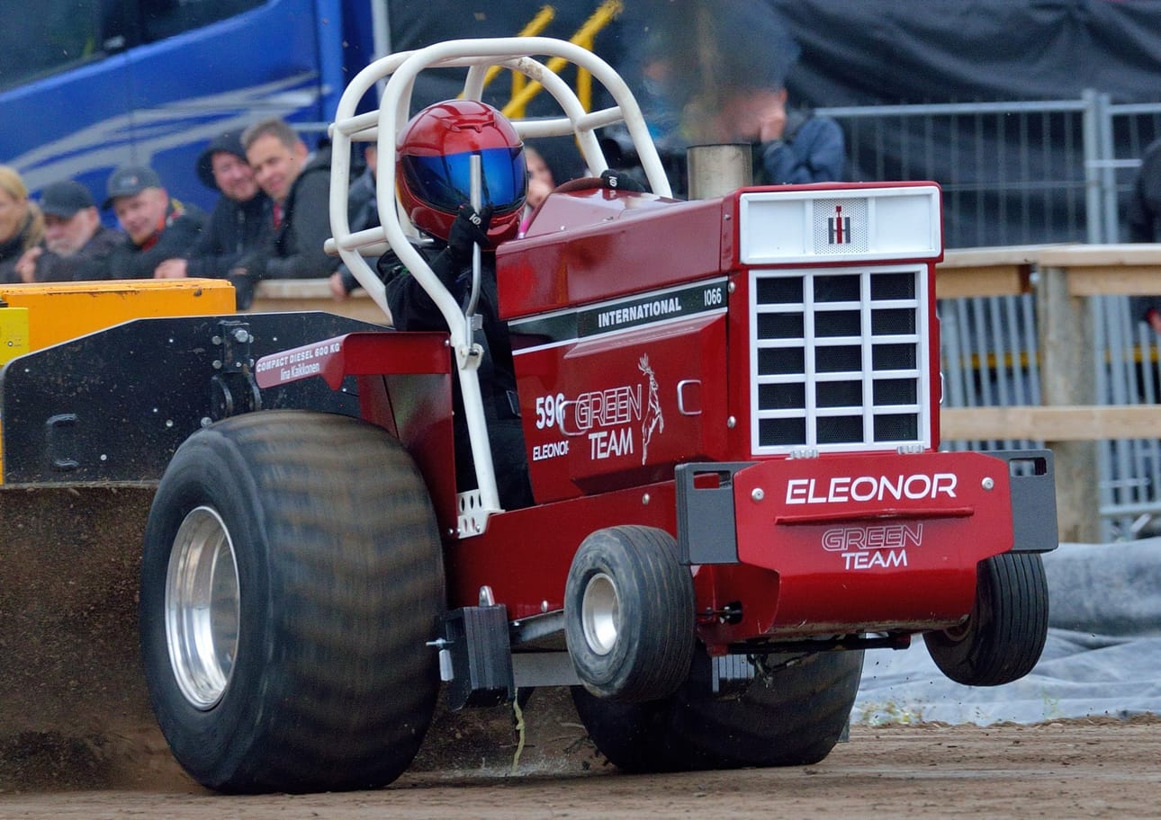 Tavastkengältä kotoisin oleva Iina Kaikkonen voitti ensimmäisenä kisakesänään Tractor Pullingin Compact Diesel -luokan.