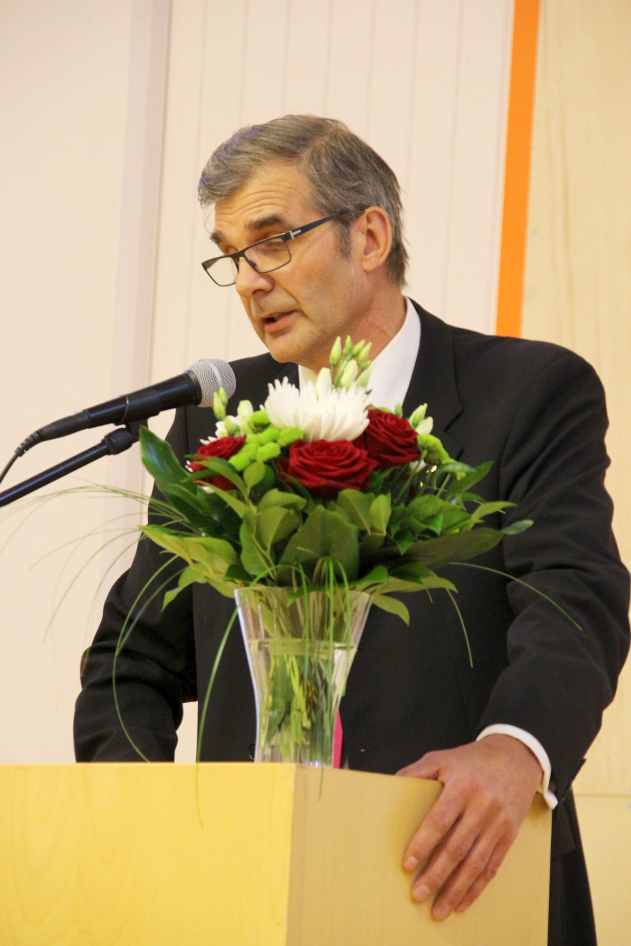 Martti Peltola toivotti vieraat tervetulleiksi Taiston juhliin.