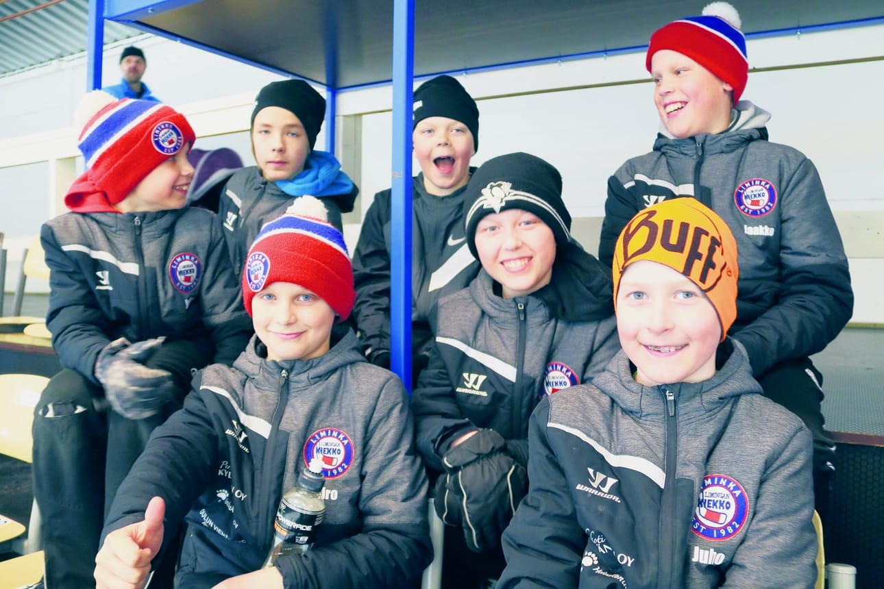 Hyvä mieli silti, vaikka kausi päättyikin. Kuvassa muun muassa LiKin Juho Huttunen, Jaakko Syväniemi, Iiro Nurmenniemi, Julius Eskola, Niko Hanhisuanto ja Santeri Soppela.