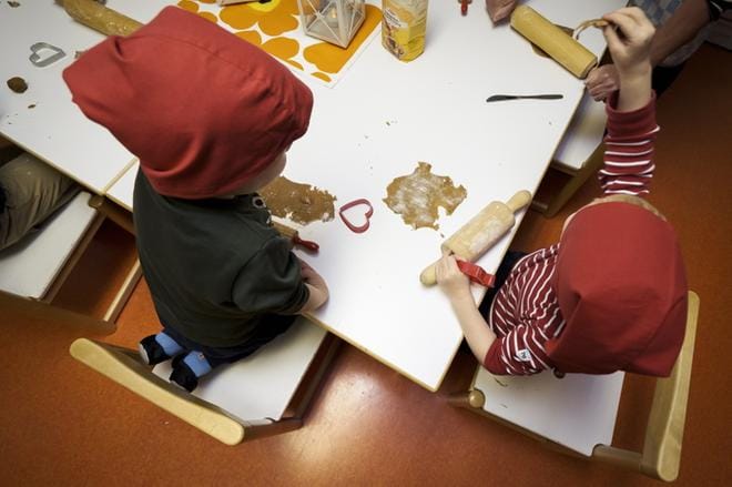 Kuvassa Villityksen päiväkodin lapsia leipomassa pipareita viime jouluna. Kuvaaja: Samppa Toivonen