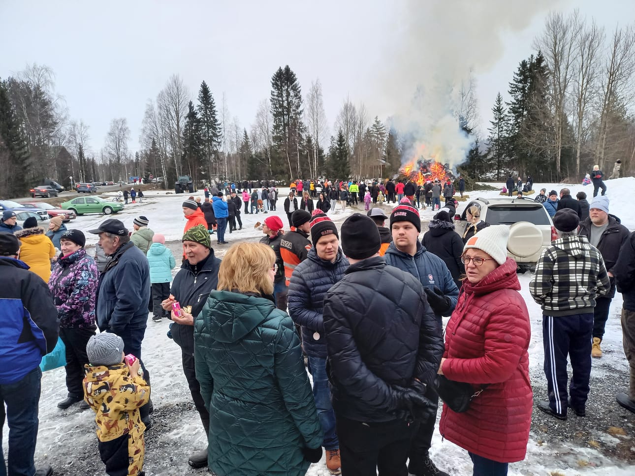 Ihmiset kokoontuivat Niemenkylän nuorisoseuran pihaan sankoin joukoin.