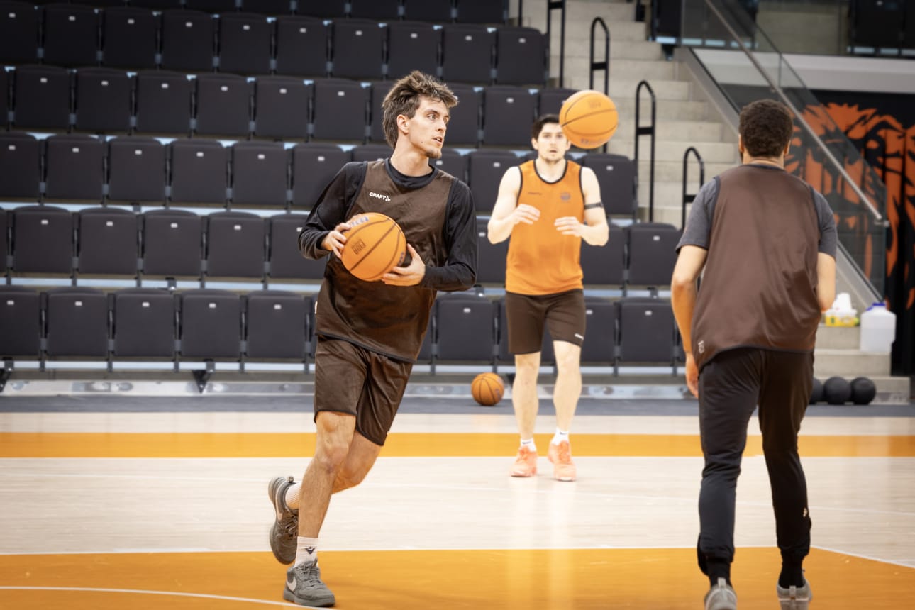 Zach Ensminger on tuonut uuden ulottuvuuden Karhu Basketin hyökkäyspeliin.